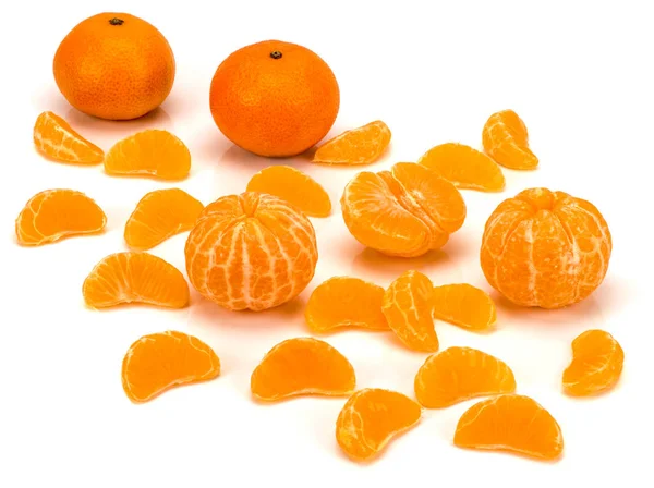 Gros plan mandarin mûr sur fond blanc. Tangerine orange avec feuille sur fond blanc . — Photo