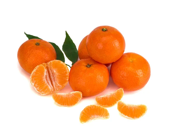 Mandarinas maduras close-up em um fundo branco . — Fotografia de Stock