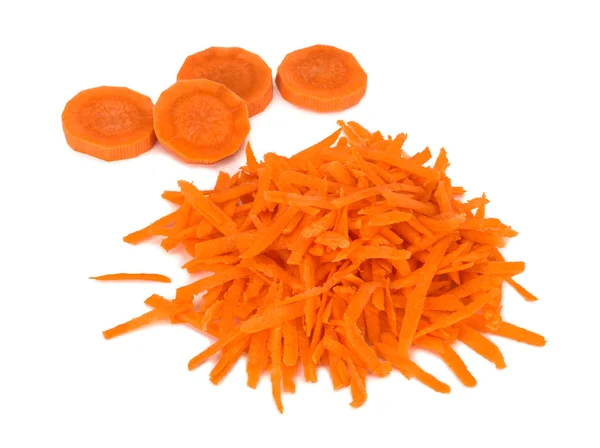 Морковь ломтики и тертой моркови изолированы на белом фоне — стоковое фото
