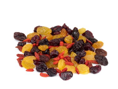 Kurumuş meyveler beyazda izole edilmiş.