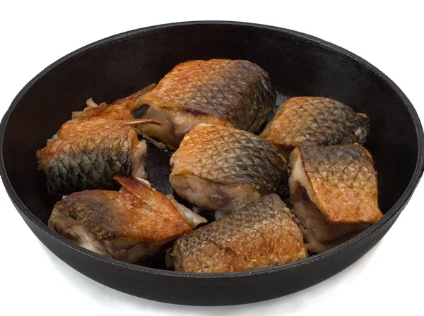 Heerlijke gebakken pelengas in een pan op witte achtergrond — Stockfoto