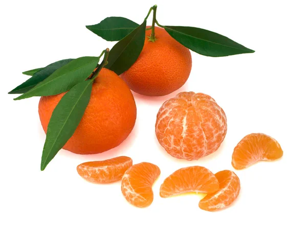 Mandarines mûres gros plan sur fond blanc . — Photo