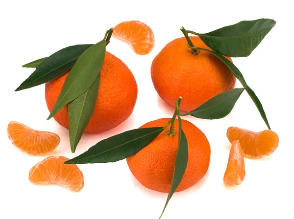 Mandarinas maduras close-up em um fundo branco . — Fotografia de Stock
