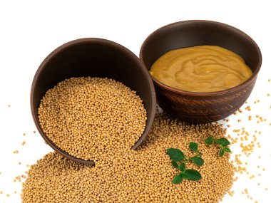 Tabaklarda hardal ve hardal tohumları.