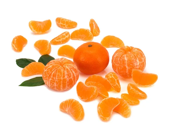 Mandarines mûres gros plan sur fond blanc . — Photo