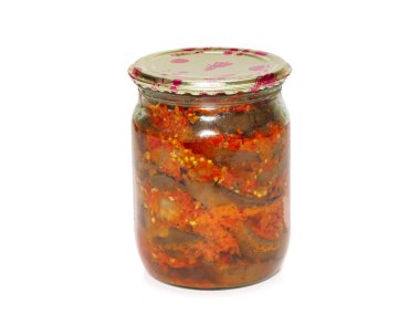 Kavanozdaki konserve patlıcanlar beyaz arkaplanda izole edilmiş.