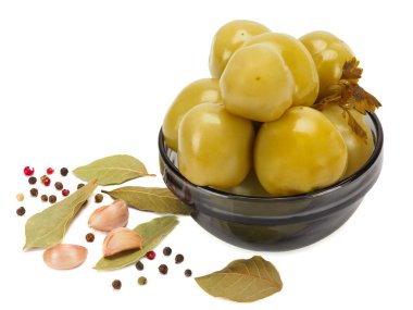 Tabakta yeşil domates ve baharat turşusu.