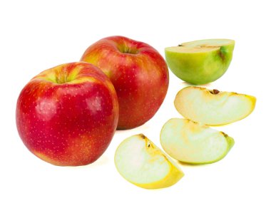 Tam kırmızı elma, yeşil, sarı dilimler beyaz üzerine izole edilmiş.