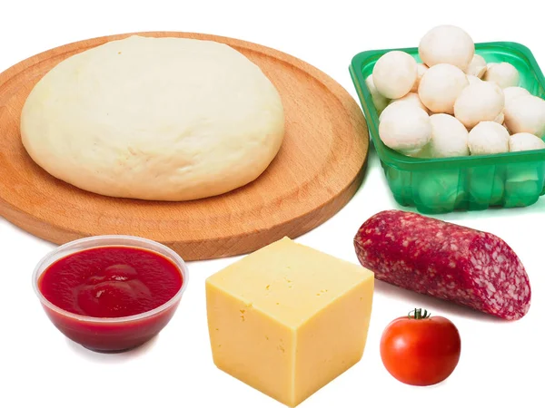 Pasta cruda su tavola di legno con tradizionali ingredienti per la preparazione della pizza: salsa di pomodoro, pomodoro, formaggio, funghi, salumi — Foto Stock