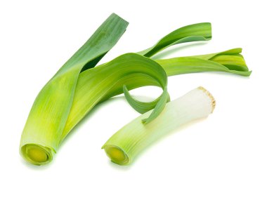 Beyaz arka planda taze pırasa