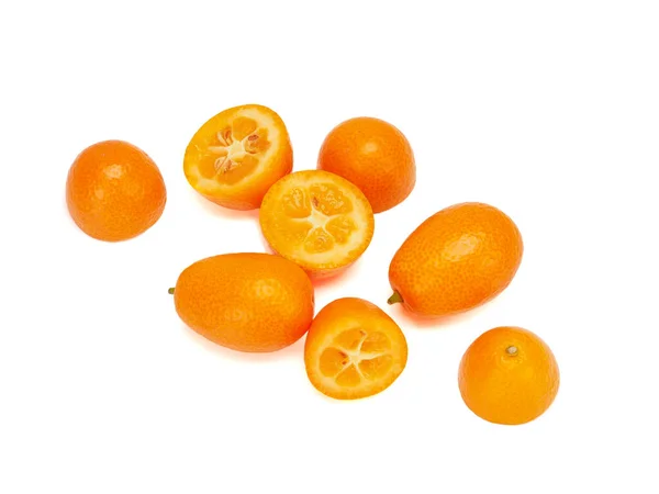Fruits kumquat mûrs, isolés sur fond blanc — Photo