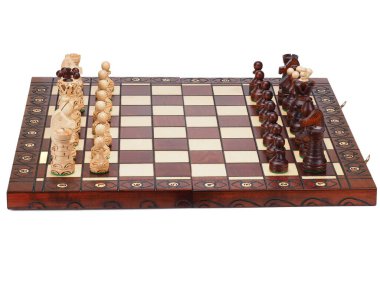 Satranç tahtasının üzerinde satranç taşları var.