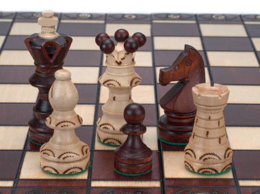 Satranç tahtasının üzerinde satranç taşları var.