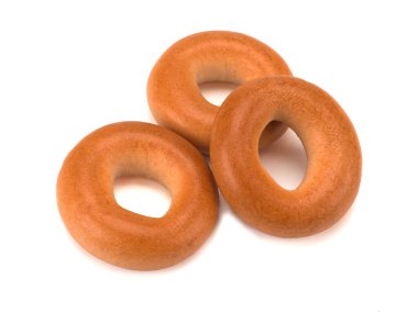 Beyaz arkaplanda taze kuru simit izole edilmiş.