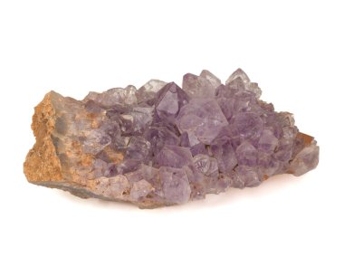 Ametist kristalleri beyaz arkaplanda yakın plan