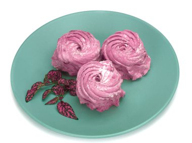 Beyaz arkaplanda bir tabakta lokum zephyr