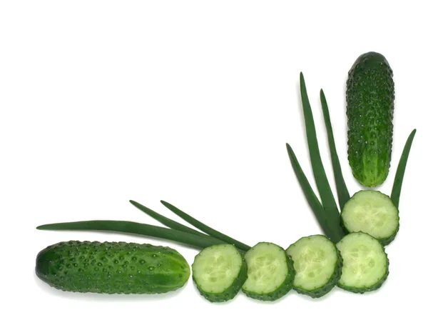 Gurke, ihre Scheiben und grüne Zwiebel isoliert auf weißem Hintergrund — Stockfoto