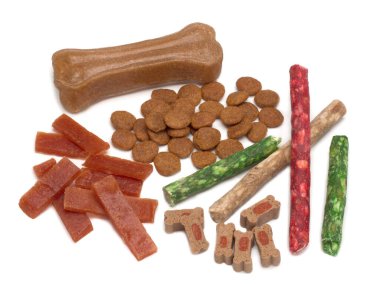 Beyaz üzerine izole edilmiş farklı köpek maması türleri.
