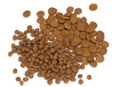 Beyaza izole edilmiş iki tür köpek maması.