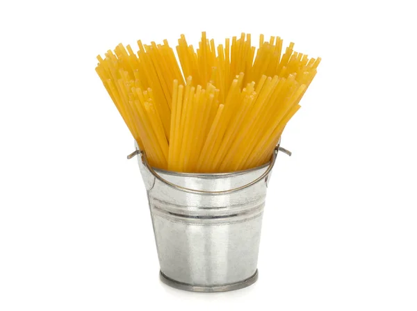 Ett gäng spaghetti i en hink — Stockfoto