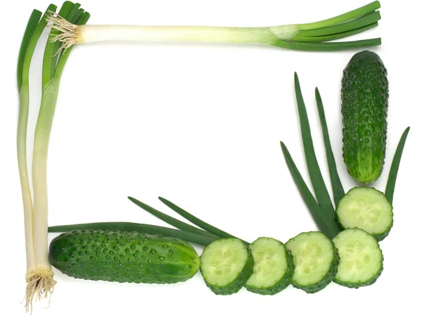 Salatalıklar, dilimleri ve beyaz arka planda izole edilmiş yeşil soğan. — Stok fotoğraf