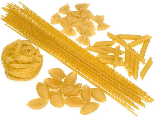Olika typer av rå italiensk pasta på vit bakgrund — Stockfoto