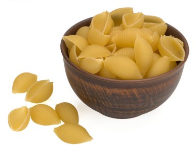 İtalya bir kasede ve beyaz arka planda çiğ makarna conchiglie kurutur