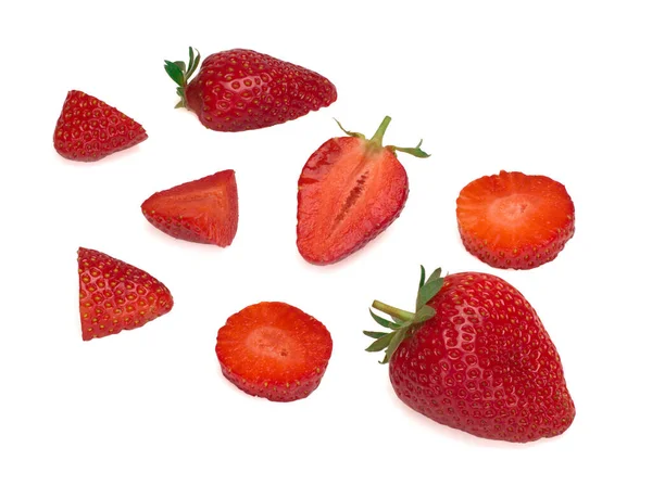 Изолированная клубника. Целый фрукт и нарезанные ягоды на белом фоне — стоковое фото