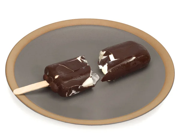 Helado cubierto de chocolate, roto en un plato — Foto de Stock