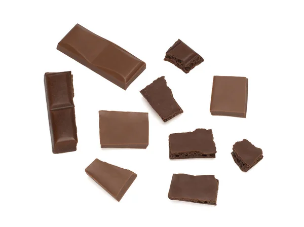 Крупным планом темного пористого шоколада и молочного шоколада на белом фоне — стоковое фото