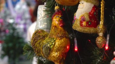 Vintage Baubles arasında asılı altın horoz