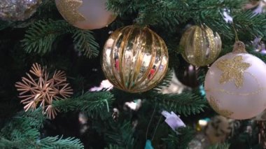 Ağaç dalları üzerinde parlak Noel oyuncaklar