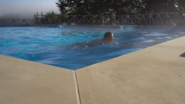 Man Swimming Slowly in the Outdoors Pool — Stock Video
