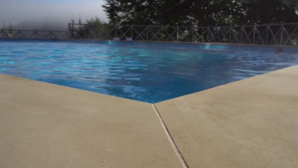 Silueta de hombre remoto nadando en la piscina — Vídeos de Stock