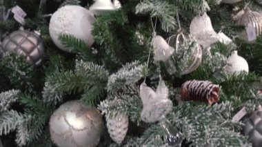 Evergreen sihirli oyuncaklar ile kar silkeledi