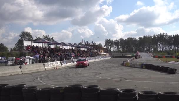 Corrida de carro indo ao redor da esquina — Vídeo de Stock