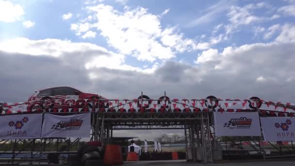 De auto rijdt op de wedstrijden in de Trampoline — Stockvideo