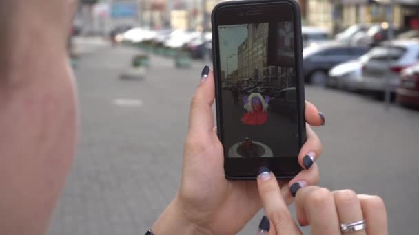 Mulher jogando Pokemon ir — Vídeo de Stock