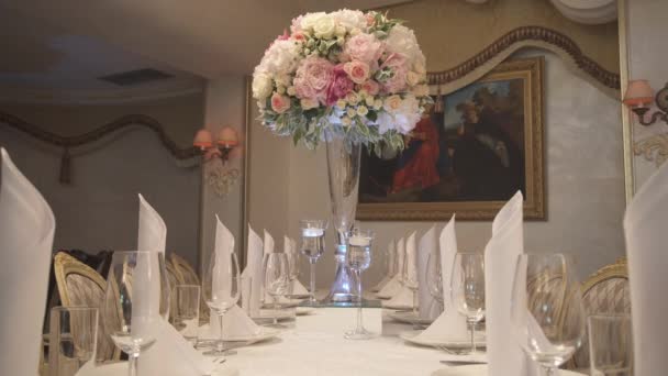 Mesa de serviço para um casamento — Vídeo de Stock