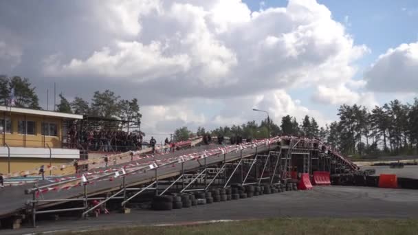 Voiture a volé sur le tremplin — Video