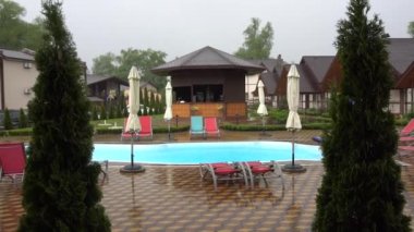 Yağmur sonra boş havuza