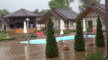 Sonra yağmur önünde evler boş havuza