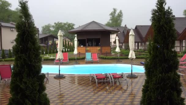 Piscine vide après la pluie 