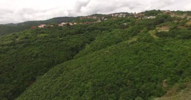 Hava dron dağın üzerinden vurdu