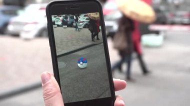 Bir kuş türü oyun Pokemon gidip adamı yakalar