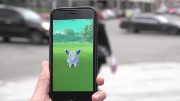 Mädchen Spiel Pokemon gehen auf die Straße — Stockvideo