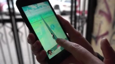 bir kişi Pokemon oynamaya git