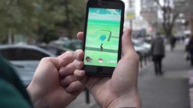 bir kişi Pokemon oynamaya git