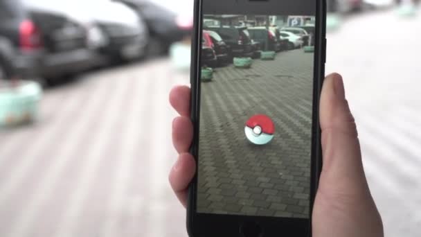 Una persona jugando Pokémon ir — Vídeo de stock