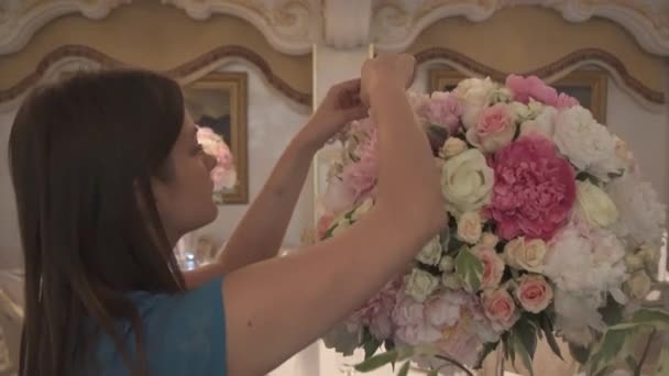 Kvinnen er Bouquet – stockvideo